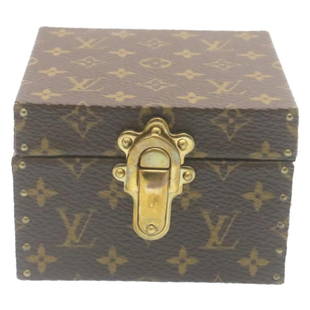 LOUIS VUITTON Jewelry Case: Monogram Canvas. Size 7.5 x 5.5 x 7.5 cm