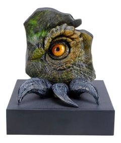 JURASSIC PARK (1993) - Dilophosaurus Reference Eye in Socket with Claw Display