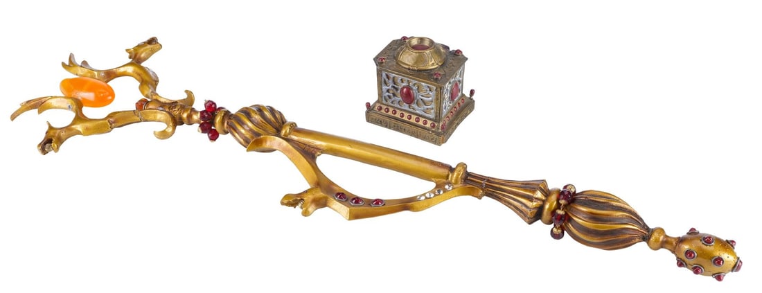 DUNGEONS & DRAGONS (2000) - Empress Savina's (Thora Birch) Sceptre and Ghost Dragon Paperweight: DUNGEONS & DRAGONS (2000) - Empress Savina's (Thora Birch) Sceptre and Ghost Dragon Paperweight - Empress Savina's (Thora Birch) sceptre and a ghost dragon paperweight from Courtney Solomon's Dungeons