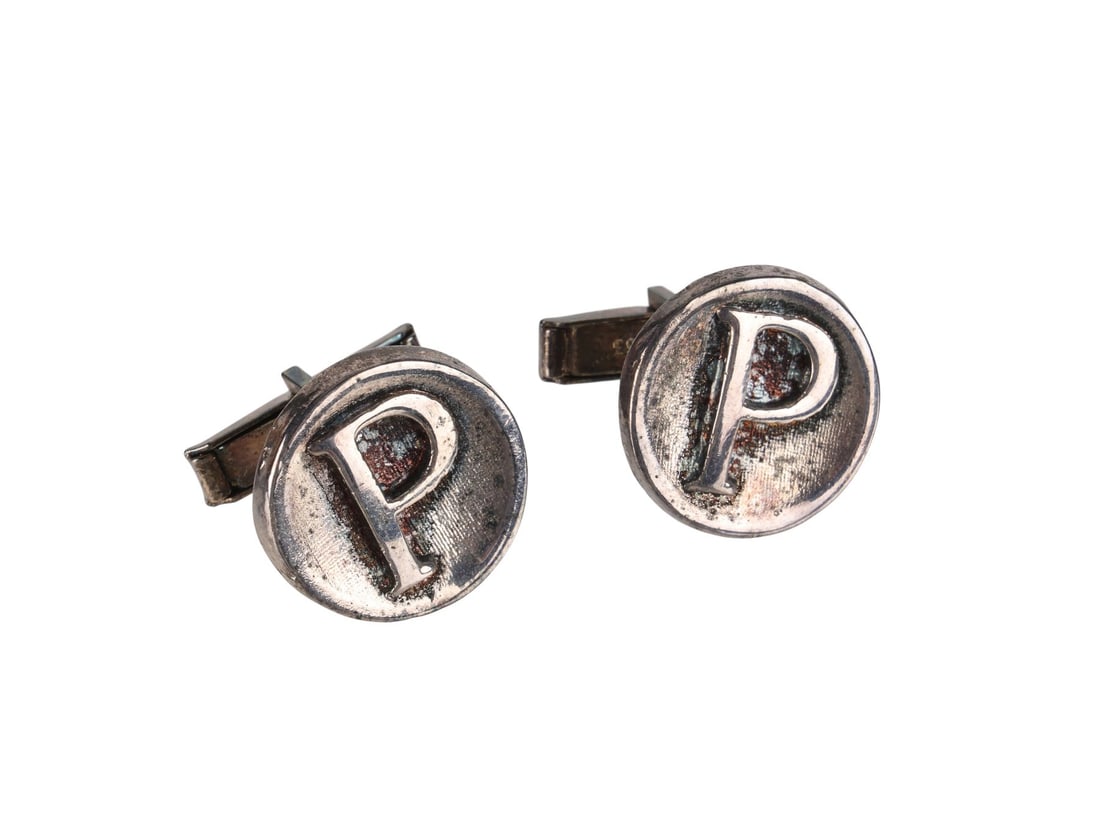 AUSTIN POWERS: INTERNATIONAL MAN OF MYSTERY (1997) - Austin Powers' (Mike Myers) Cufflinks: AUSTIN POWERS: INTERNATIONAL MAN OF MYSTERY (1997) - Austin Powers' (Mike Myers) Cufflinks - Austin Powers' (Mike Myers) cufflinks from Jay Roach's spy-comedy Austin Powers: International Man of Myste