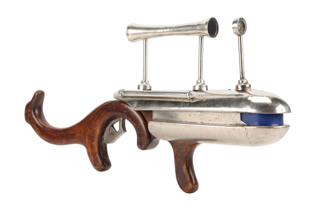 BARBARELLA (1968) - Futuristic Rebel Rifle: BARBARELLA (1968) - Futuristic Rebel Rifle - A futuristic rebel rifle from Roger Vadim's sci-fi classic Barbarella. In the climactic battle, Dildano (David Hemmings) and his fellow rebels wielded