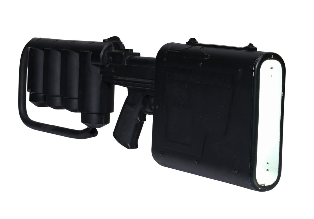 THE DARK KNIGHT RISES (2012) - Batman's (Christian Bale) Light-Up CG-33 EMP Gun (1 of 20)