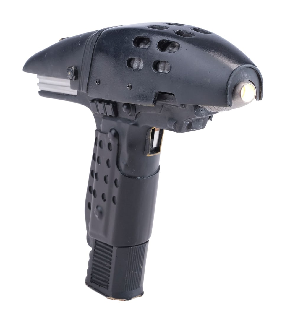 STAR TREK VI: THE UNDISCOVERED COUNTRY (1991) - Light-Up Starfleet Assault Phaser (1 of 14)