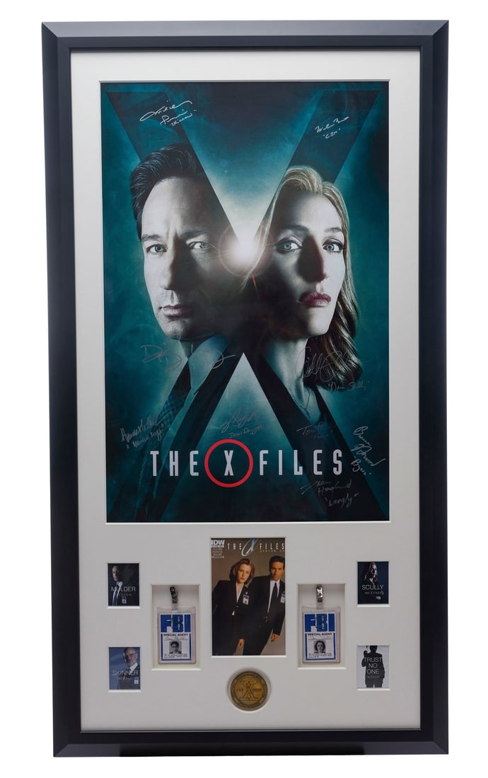 THE X-FILES (T.V. SERIES, 1993 - 2002) - Fox Mulder's (David Duchovny) and Dana Scully's (Gillian: THE X-FILES (T.V. SERIES, 1993 - 2002) - Fox Mulder's (David Duchovny) and Dana Scully's (Gillian Anderson) Framed FBI IDs in Key Cast-Autographed Display - Fox Mulder's (David Duchovny) and Dana