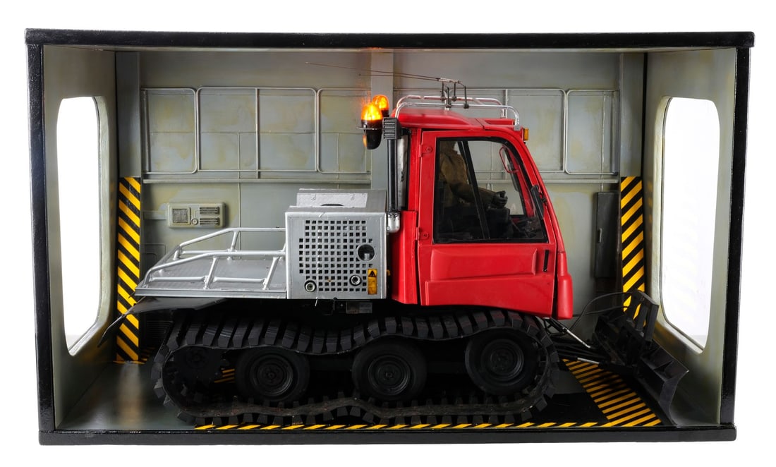 AVP: ALIEN VS. PREDATOR (2004) - Light-Up Weyland Antarctic Snowcat Model Miniature (1 of 10)