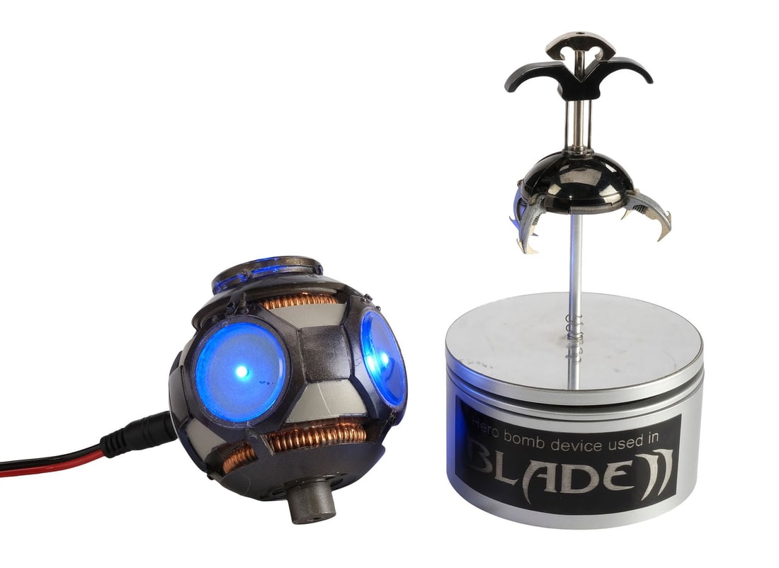 BLADE II (2002) - Dieter Reinhardt's (Ron Perlman) Mechanical Skull Bomb with Light-Up SFX UV Bomb: BLADE II (2002) - Dieter Reinhardt's (Ron Perlman) Mechanical Skull Bomb with Light-Up SFX UV Bomb - Dieter Reinhardt's (Ron Perlman) mechanical skull bomb with a light-up SFX UV bomb from Guillermo