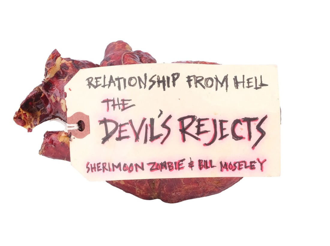 THE DEVIL'S REJECTS (2005) - Sheri Moon Zombie's and Bill Moseley's 2006 Fangoria Chainsaw Award Tag: THE DEVIL'S REJECTS (2005) - Sheri Moon Zombie's and Bill Moseley's 2006 Fangoria Chainsaw Award Tag with Bloodied Heart - Sheri Moon Zombie's and Bill Moseley's 2006 Fangoria Chainsaw Award tag with