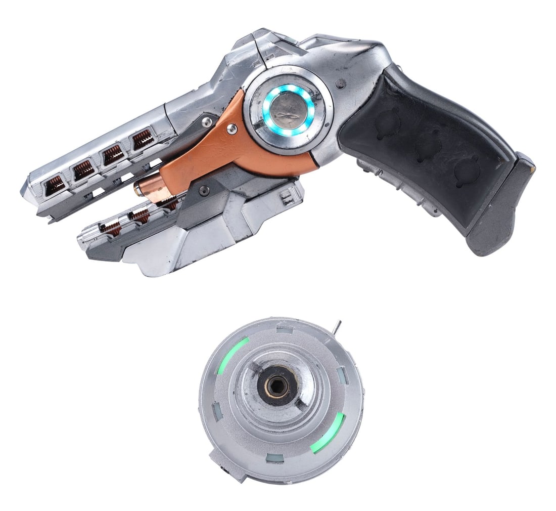 ENDER'S GAME (2013) - Light-Up Flash Gun and Charger: ENDER'S GAME (2013) - Light-Up Flash Gun and Charger - A light-up flash gun and charger from Gavin Hood's Ender's Game. Young cadets of the International Fleet, including new recruit Ender Wiggin