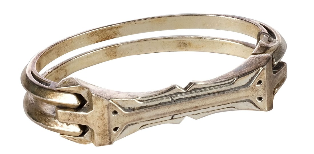 FANTASTIC BEASTS AND WHERE TO FIND THEM (2016) - Porpentina Goldstein (Katherine Waterston): FANTASTIC BEASTS AND WHERE TO FIND THEM (2016) - Porpentina Goldstein (Katherine Waterston) Admonitor Bracelet - Porpentina Goldstein's (Katherine Waterston) admonitor bracelet in a display frame