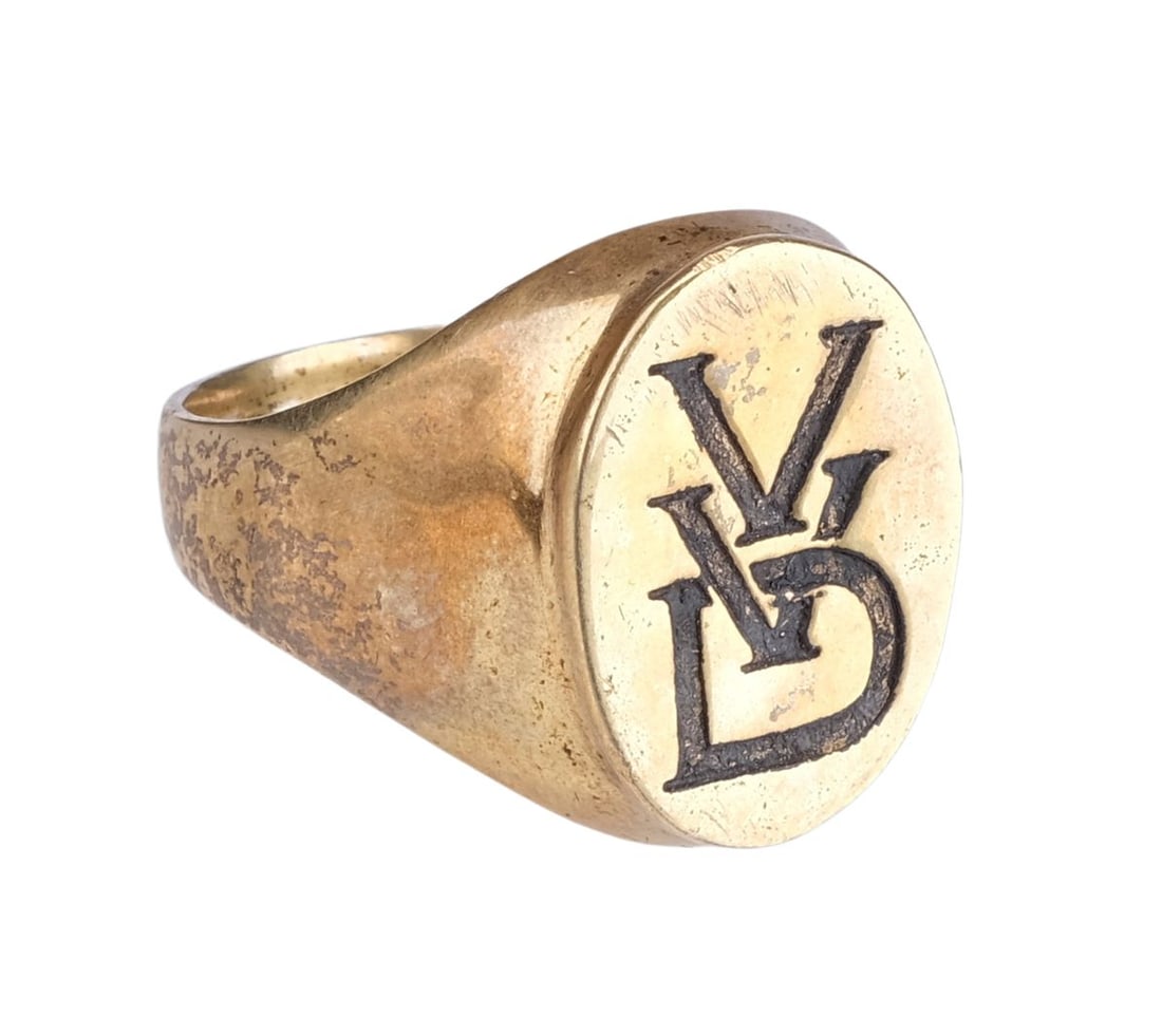 FANTASTIC FOUR (2005) - Dr. Victor Von Doom's (Julian McMahon) Signet Ring: FANTASTIC FOUR (2005) - Dr. Victor Von Doom's (Julian McMahon) Signet Ring - Dr. Victor Von Doom's (Julian McMahon) signet ring from Tim Story's Fantastic Four. Victor wore his ring as he listened to