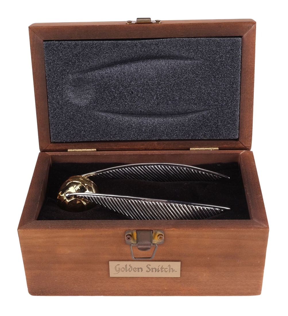 HARRY POTTER AND THE SORCERER'S STONE (2001) - Golden Snitch Executive Gift: HARRY POTTER AND THE SORCERER'S STONE (2001) - Golden Snitch Executive Gift - A golden snitch executive gift from the promotion of Chris Columbus' Harry Potter and the Sorcerer's Stone. Replicas of th
