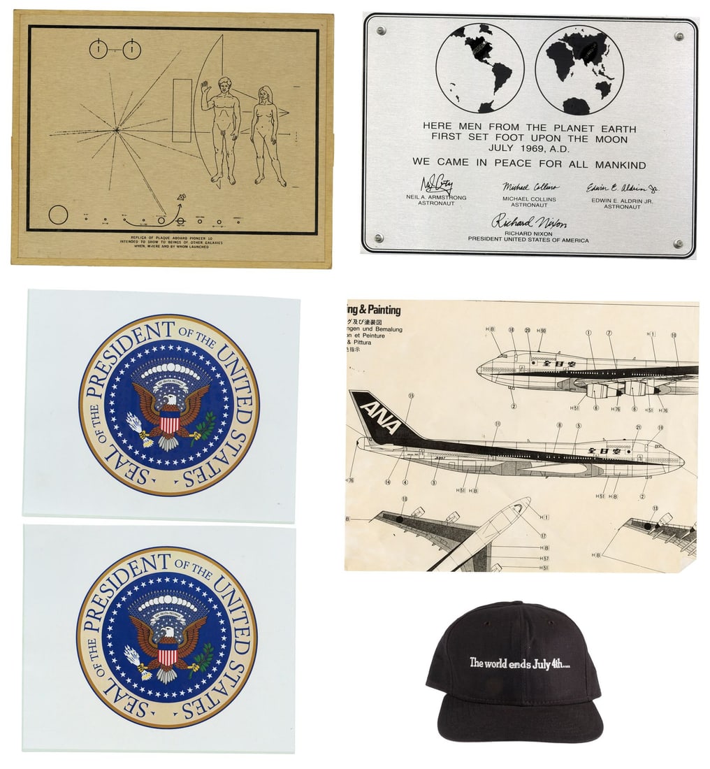 INDEPENDENCE DAY (1996) - Set Decorations and Reference Images with VFX Crew Hat: INDEPENDENCE DAY (1996) - Set Decorations and Reference Images with VFX Crew Hat - Set decorations and reference images with a VFX crew hat from Roland Emmerich's Independence Day. As the alien mother