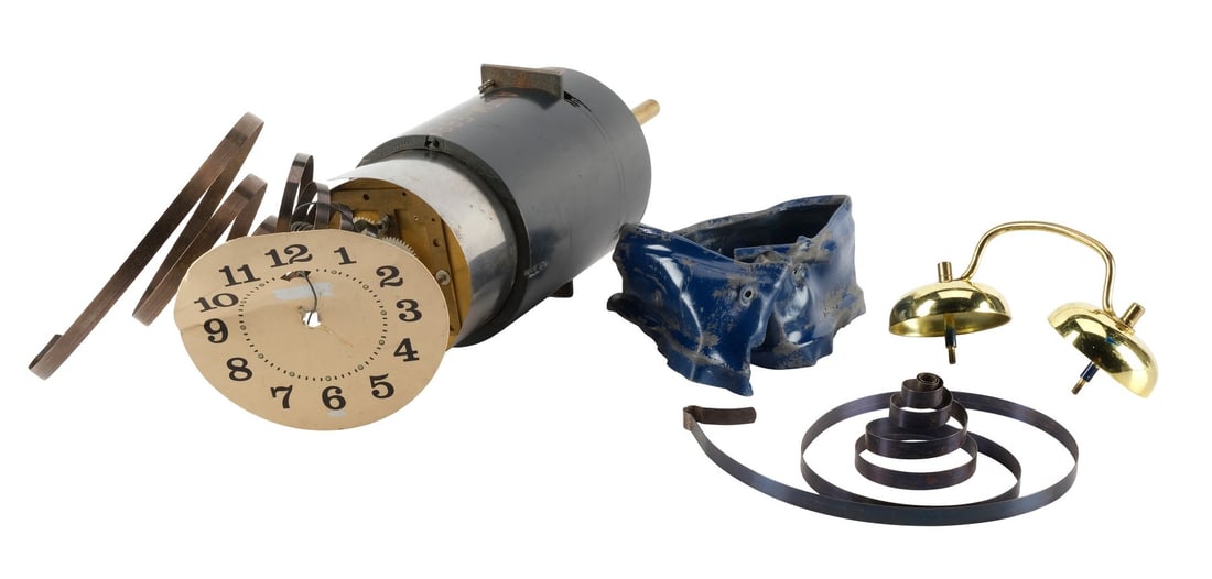 THE MASK (1994) - Planet Hollywood Collection: The Mask's (Jim Carrey) Distressed SFX Alarm Clock: THE MASK (1994) - Planet Hollywood Collection: The Mask's (Jim Carrey) Distressed SFX Alarm Clock with Screen-Matched Clock Face - The Mask's' (Jim Carrey) distressed SFX alarm clock with a