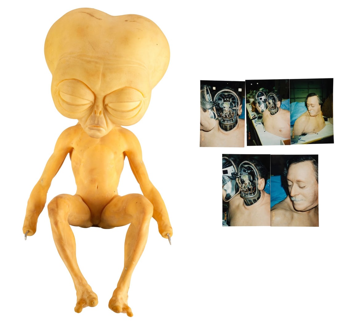 MEN IN BLACK (1997) - Oversized Unfinished Gentle Rosenberg Arquillian Prince (Mark Setrakian): MEN IN BLACK (1997) - Oversized Unfinished Gentle Rosenberg Arquillian Prince (Mark Setrakian) Puppet Casting with Five Behind-the-Scenes Photographs - An oversized, unfinished casting for a puppet