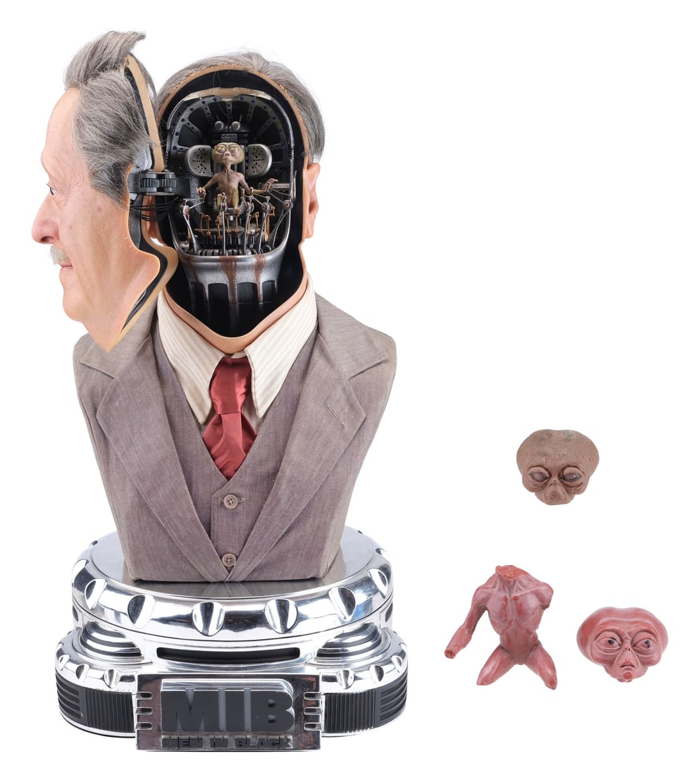 MEN IN BLACK (1997) - Life-Size Light-Up Elite Creature Collectibles Artist Proof Gentle Rosenberg: MEN IN BLACK (1997) - Life-Size Light-Up Elite Creature Collectibles Artist Proof Gentle Rosenberg Bust Replica - An artist proof of an officially licensed, light-up, life-size bust replica of Gentle