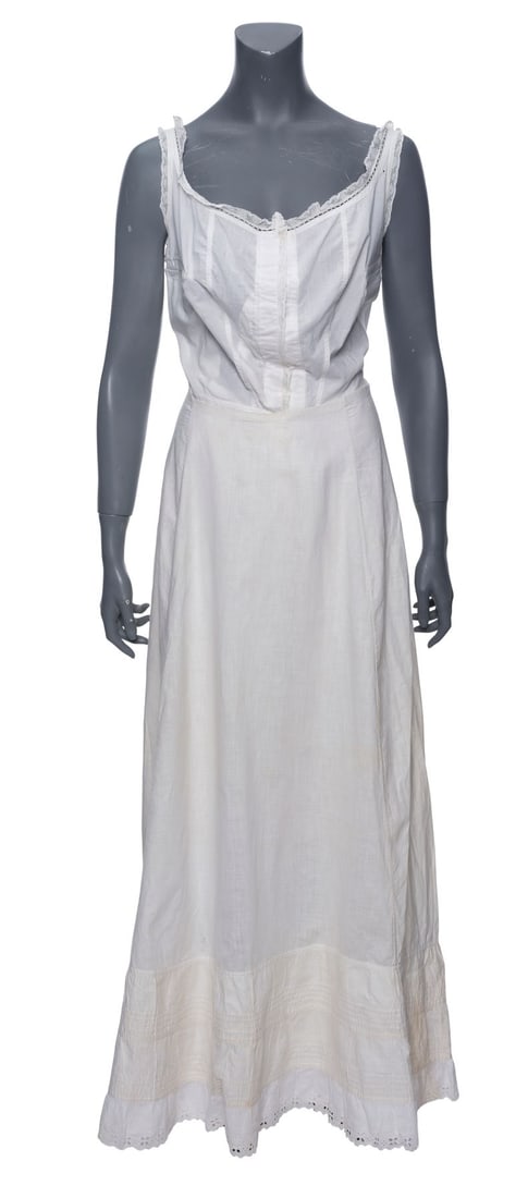 PIRATES OF THE CARIBBEAN: THE CURSE OF THE BLACK PEARL (2003) - Elizabeth Swann's (Keira Knightley) (1 of 5)