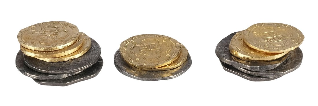 PIRATES OF THE CARIBBEAN: THE CURSE OF THE BLACK PEARL (2003) - Eight Gold Coins and Eight Silver: PIRATES OF THE CARIBBEAN: THE CURSE OF THE BLACK PEARL (2003) - Eight Gold Coins and Eight Silver Coins - Eight gold and eight silver coins from Gore Verbinski's Pirates of the Caribbean: The Curse