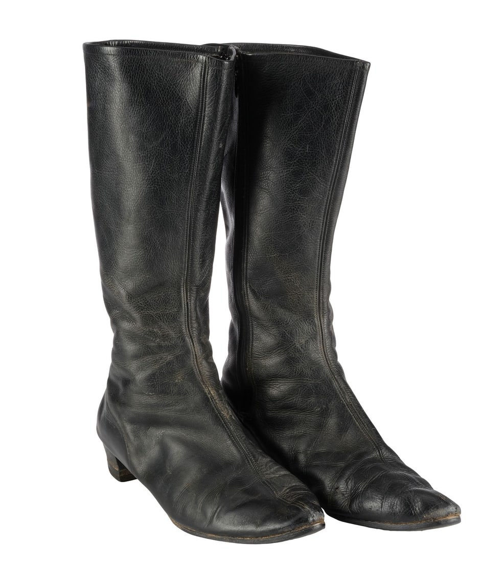 STAR TREK: THE ORIGINAL SERIES (T.V. SERIES, 1966 - 1969) - Pair of Women's Starfleet Uniform Boots (1 of 12)