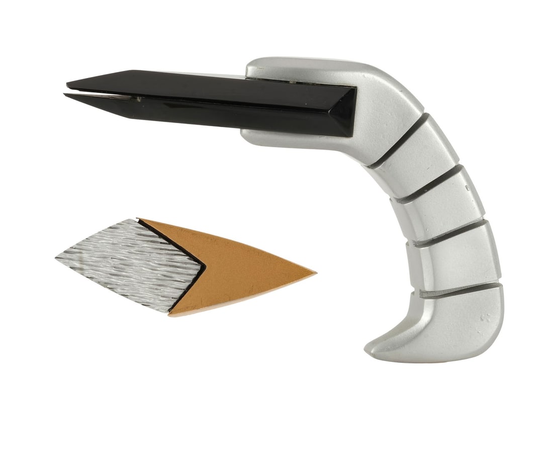 STAR TREK: VOYAGER (T.V. SERIES, 1995 - 2001) - 29th Century Starfleet Phaser and Combadge (1 of 14)