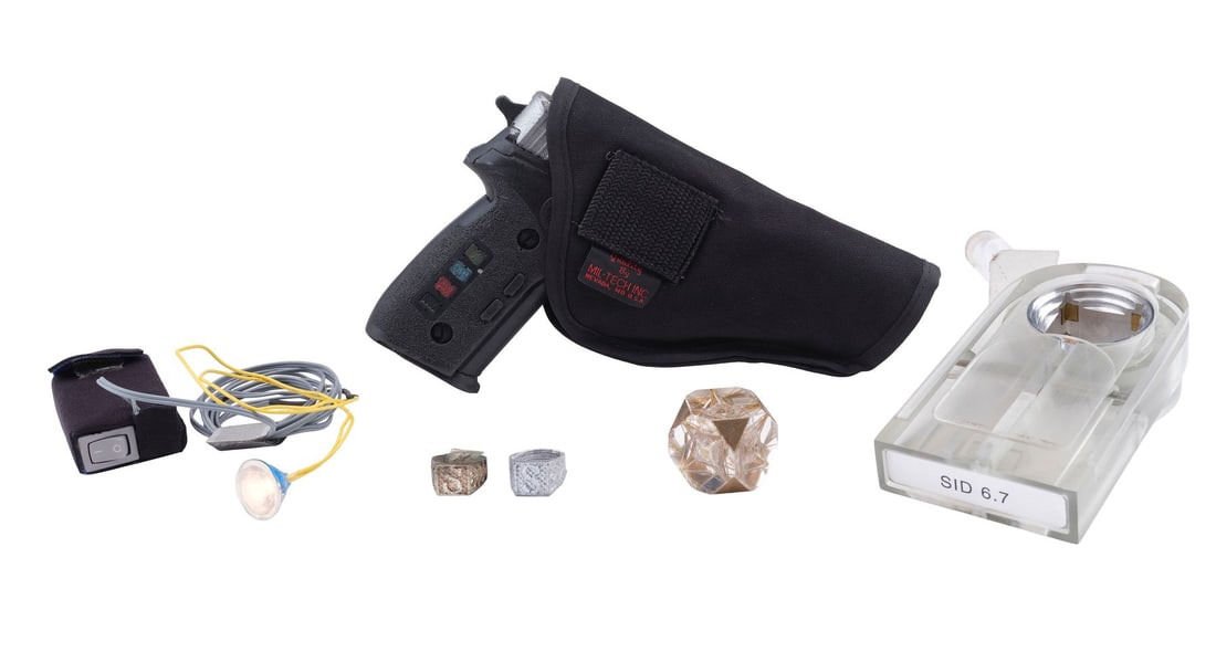 VIRTUOSITY (1995) - SID 6.7 (Russell Crowe) Light-Up Software Module and Rings with Officer Parker: VIRTUOSITY (1995) - SID 6.7 (Russell Crowe) Light-Up Software Module and Rings with Officer Parker Barnes' (Denzel Washington) Modified SIG-Sauer P228 - SID 6.7 (Russell Crowe) light-up software modul