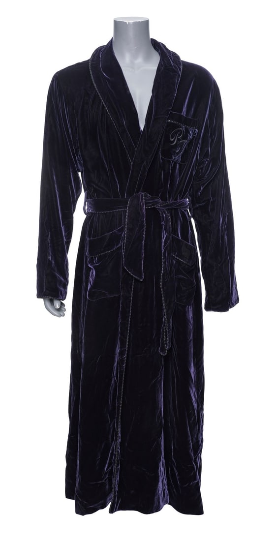 499. BATMAN FOREVER (1995) - Val Kilmer Collection: Bruce Wayne's (Val Kilmer) Monogrammed Bathrobe: B