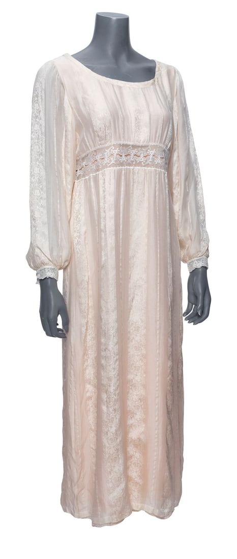 844. THE HAUNTING (1999) - Eleanor "Nell" Vance's (Lili Taylor) Nightgown: B