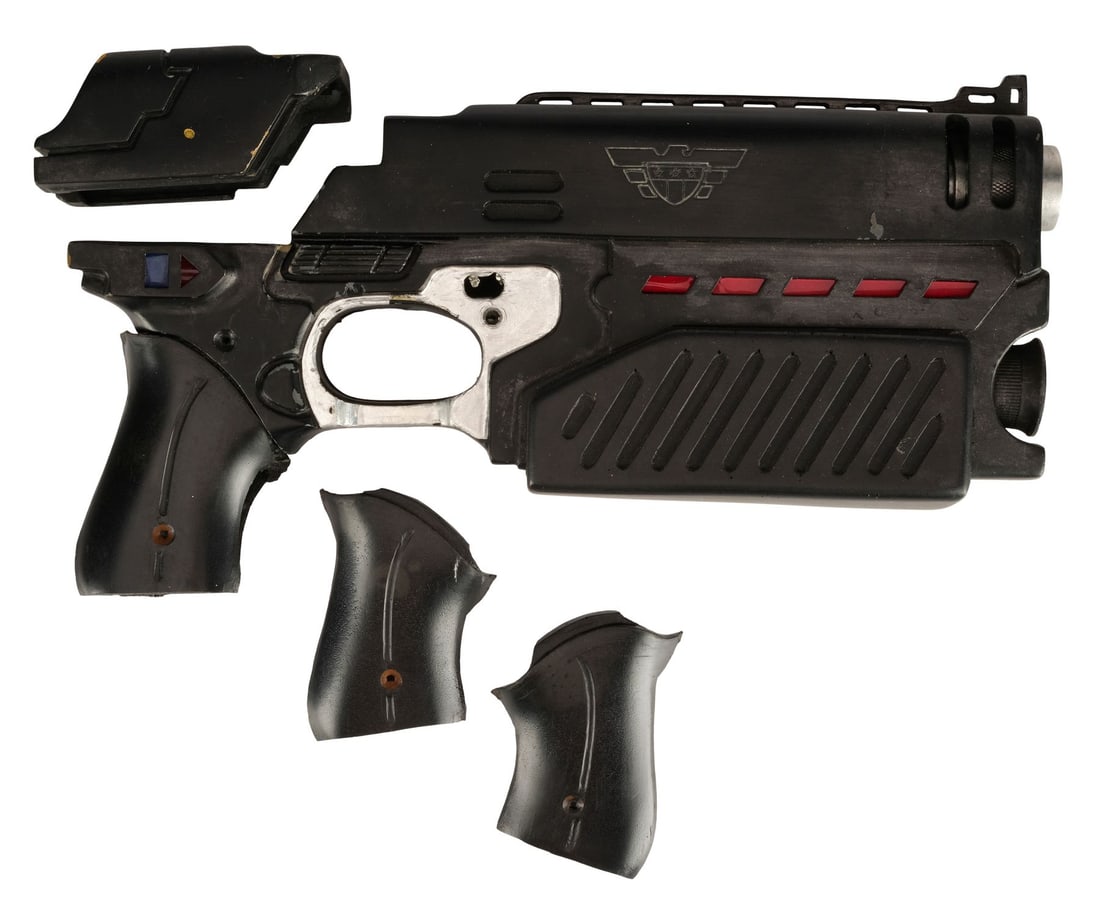 905. JUDGE DREDD (1995) - Planet Hollywood Collection: Lawgiver Mark II Pistol Shroud with Pair of: B