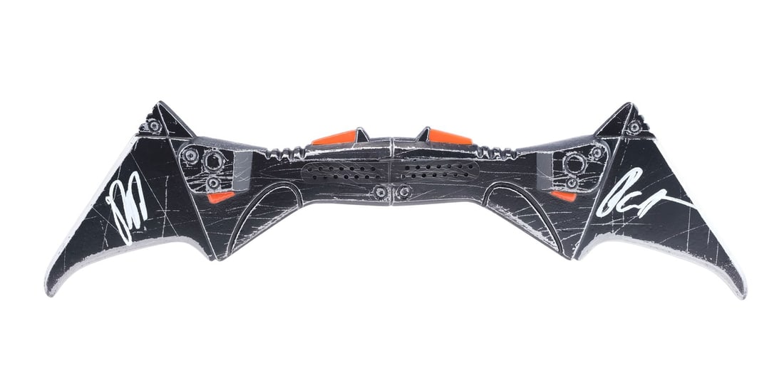 2033. THE BATMAN (2022) - Robert Pattinson-Autographed Factory Entertainment Batman Batarang Replica: B