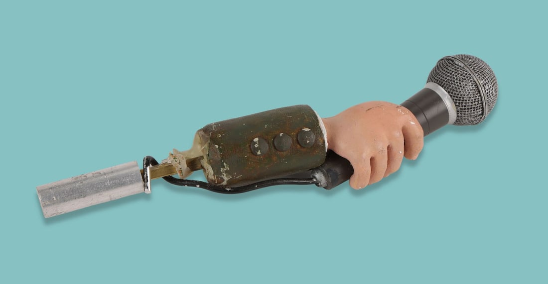 CREATURE COMFORTS AMERICA (T.V. SERIES, 2007) - Interviewer’s Hand and Microphone with Large (1 of 4)