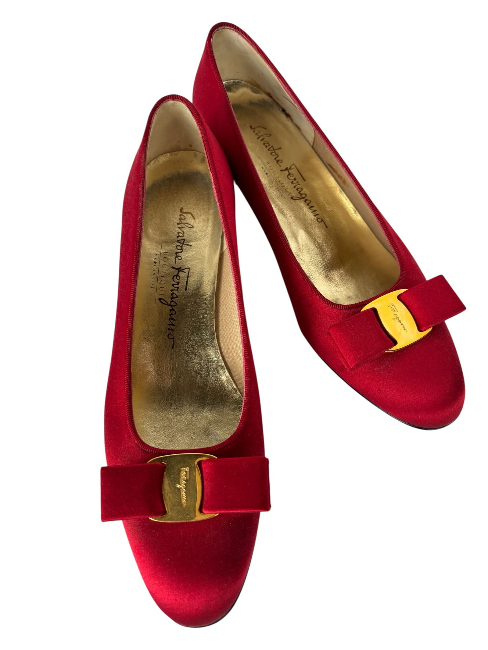 Salvatore Ferragamo Vara Pumps: Made in Italy, luxury brand Salvatore Ferragamo Vara pumps, these pumps are recognizable by their distinct design, which includes a low, block heel and a grosgrain bow adorned with a logo-engraved buc