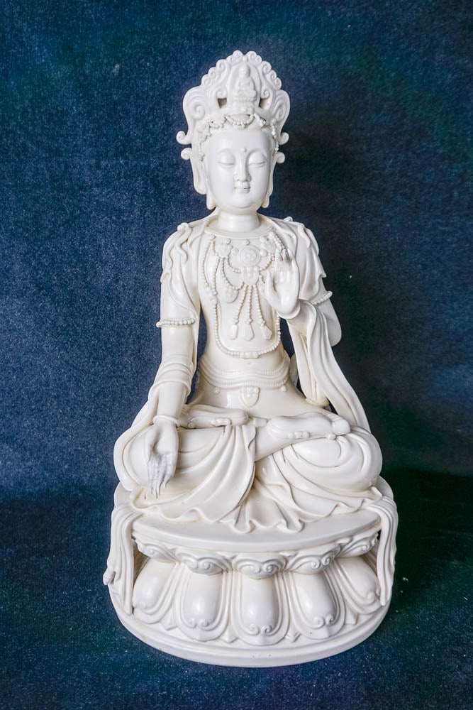 EXCELLENT SEATED GUANYIN BLANC DE CHINE (1 of 8)