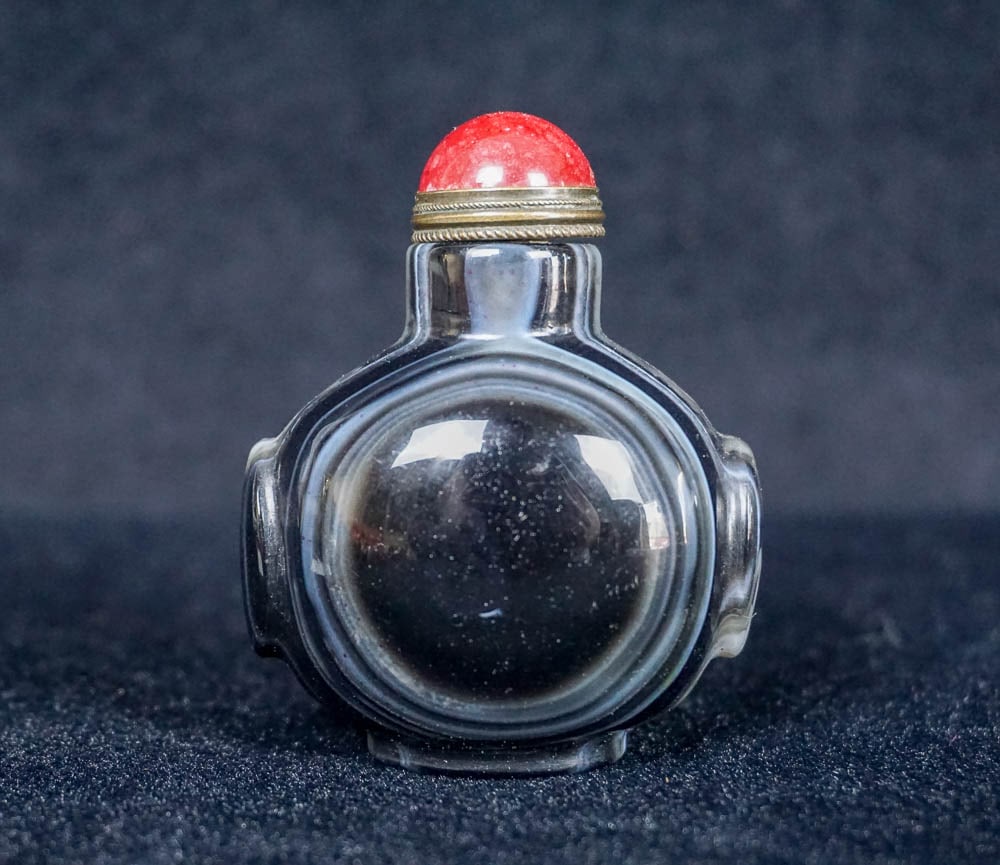 CHINESE BLACK AND WHITE BANDED GEOMETRIC AGATE SNUFF BOTTLE (1 of 4)