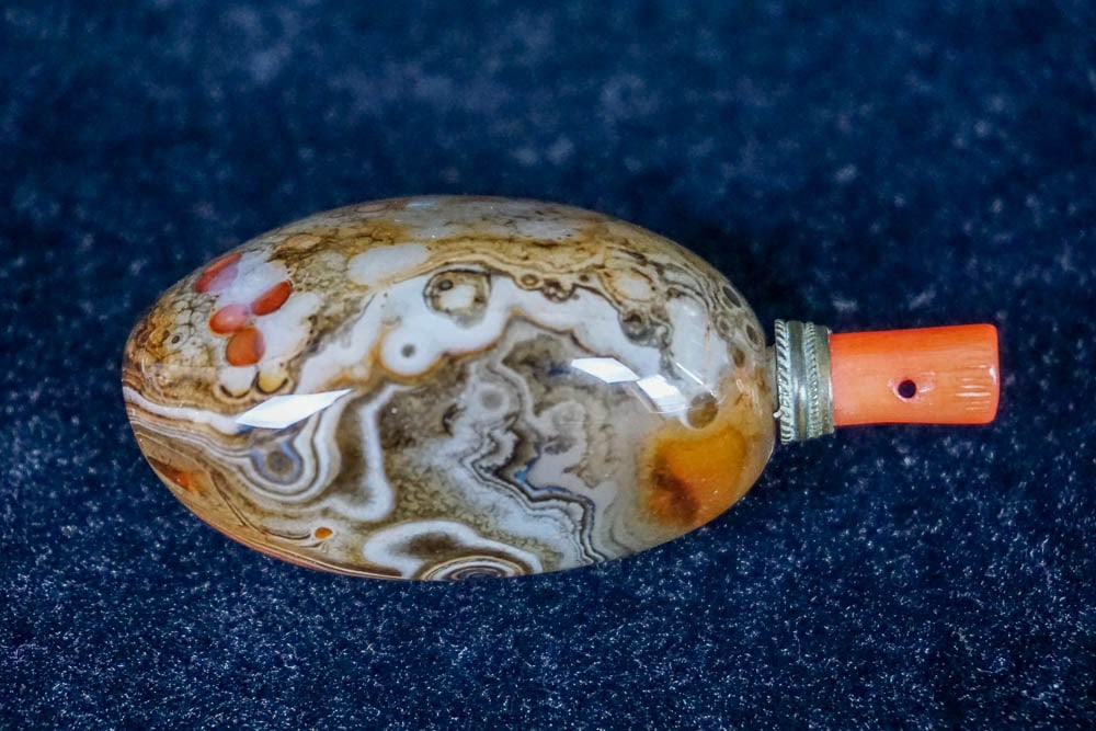 BANDED AGATE AND CORAL PEBBLE SNUFF BOTTLE (1 of 3)