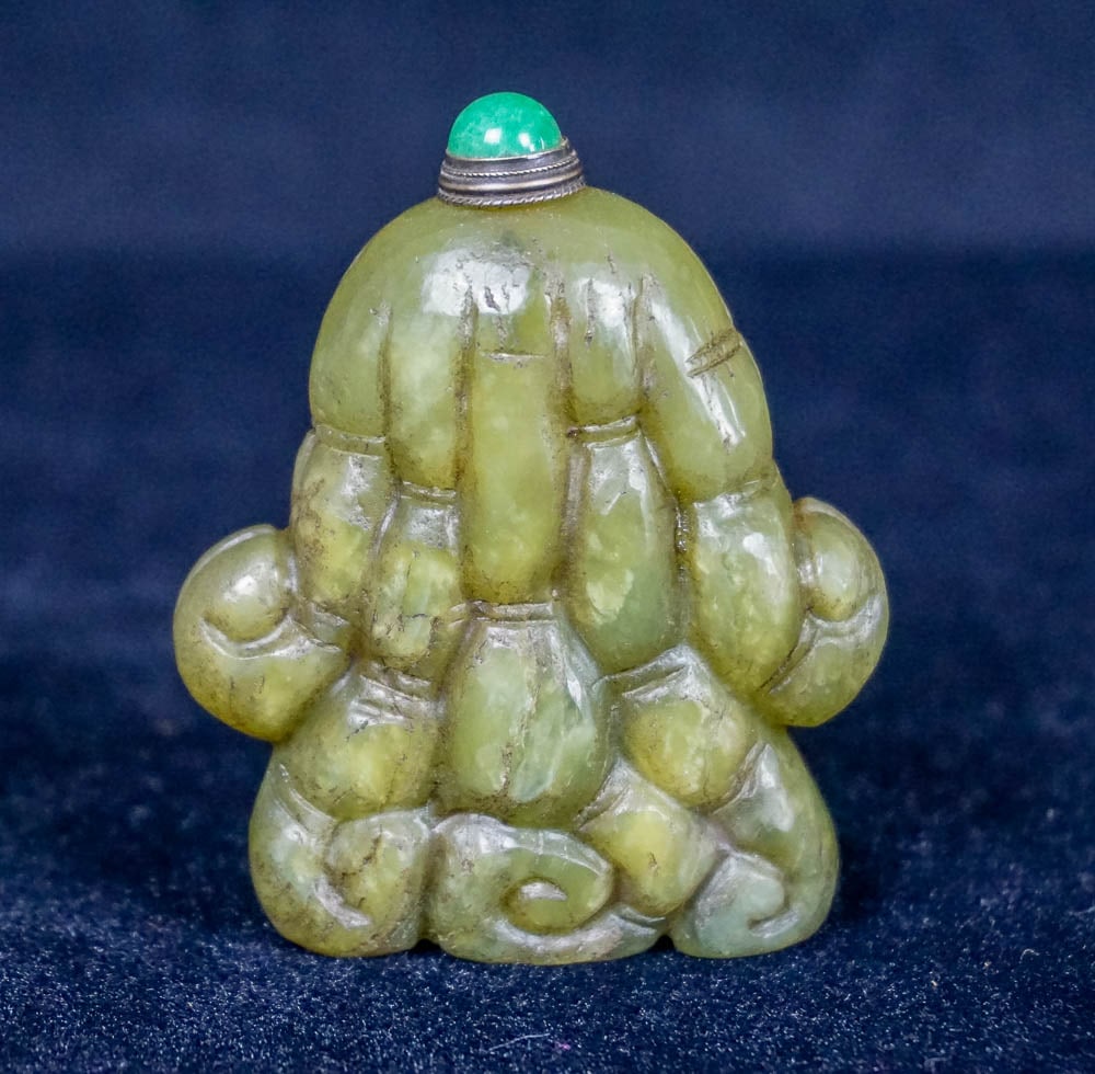 CHINESE CARVED GREEN JADE "BUDDHA'S HAND" SNUFF BOTTLE (1 of 4)
