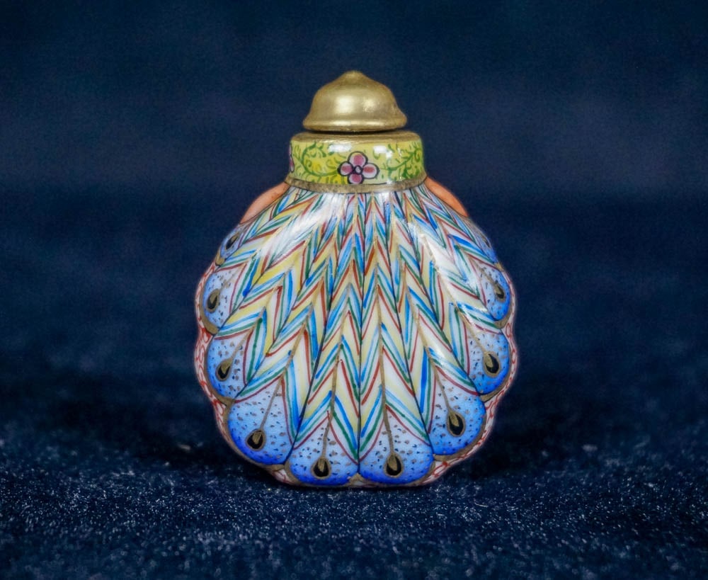 PEACOCK FEATHER PORCELAIN SNUFF BOTTLE (1 of 5)