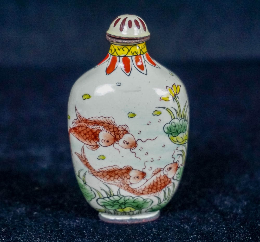 CHINESE HAND PAINTED KOI FISH SCENE PORCELAIN SNUFF BOTTLE (1 of 5)
