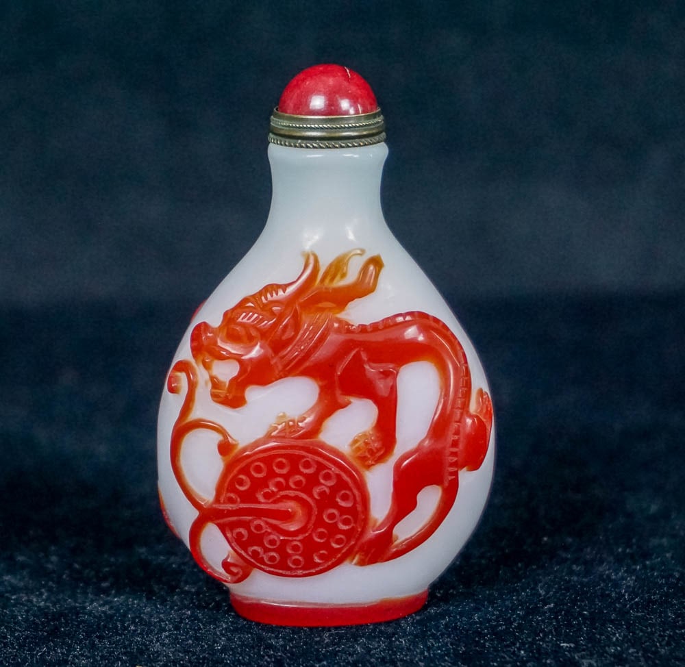 CHINESE RED PEKING GLASS FOO DOG SNUFF BOTTLE (1 of 4)