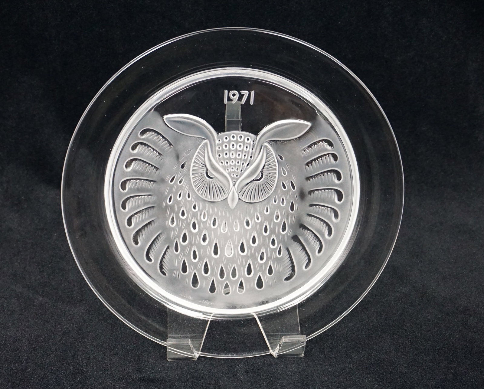 Lalique OWL Glass Plate: Lalique OWL Glass Plate 1971 DIMENSIONS: 8.5 Wide The live auction begins at 11 AM EST Sunday, March 17th. Full condition reports are available before the auction by emailing philippe@longlake.a