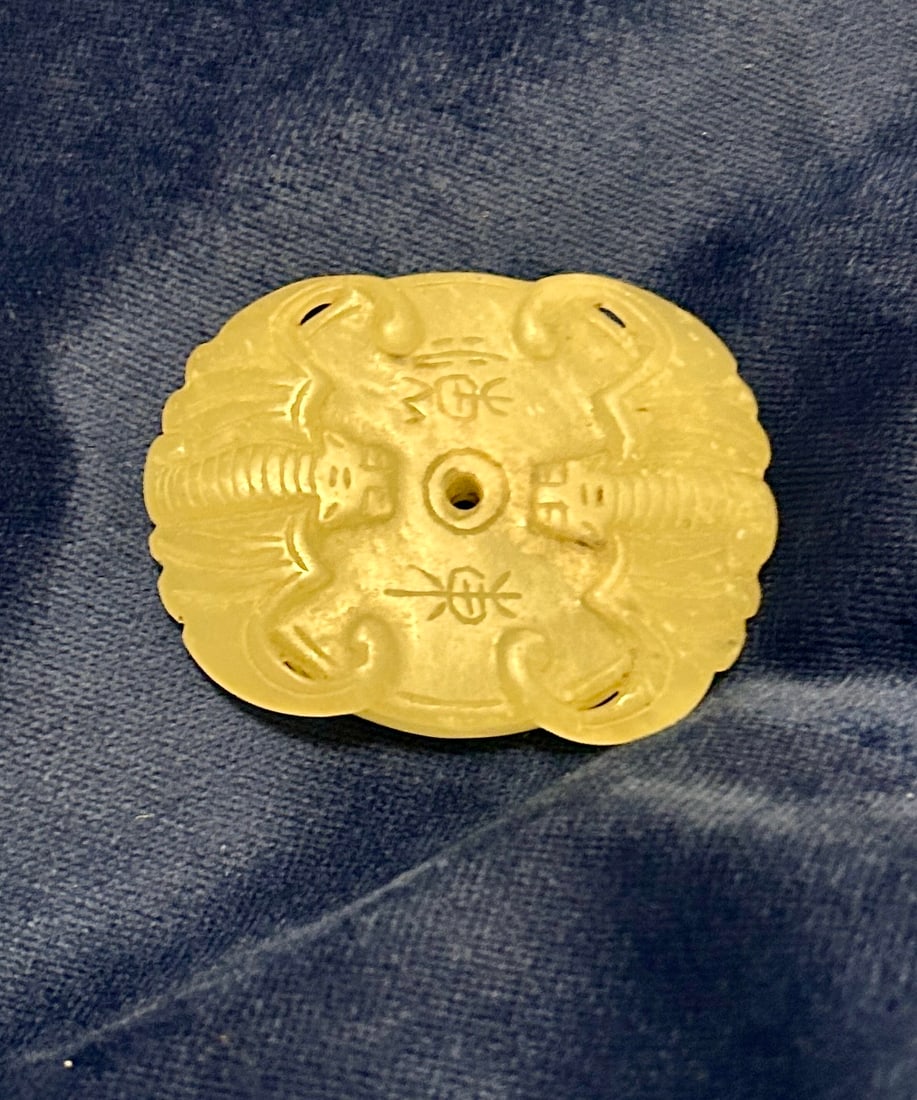 Chinese carved Jade Two Bats: Chinese carved Jade Two Bats Pendant DIMENSIONS: 2.5 x 1.75 inches The live auction begins at 11 AM EST Saturday, May 25th. Full condition reports are available before the auction by emailing philippe