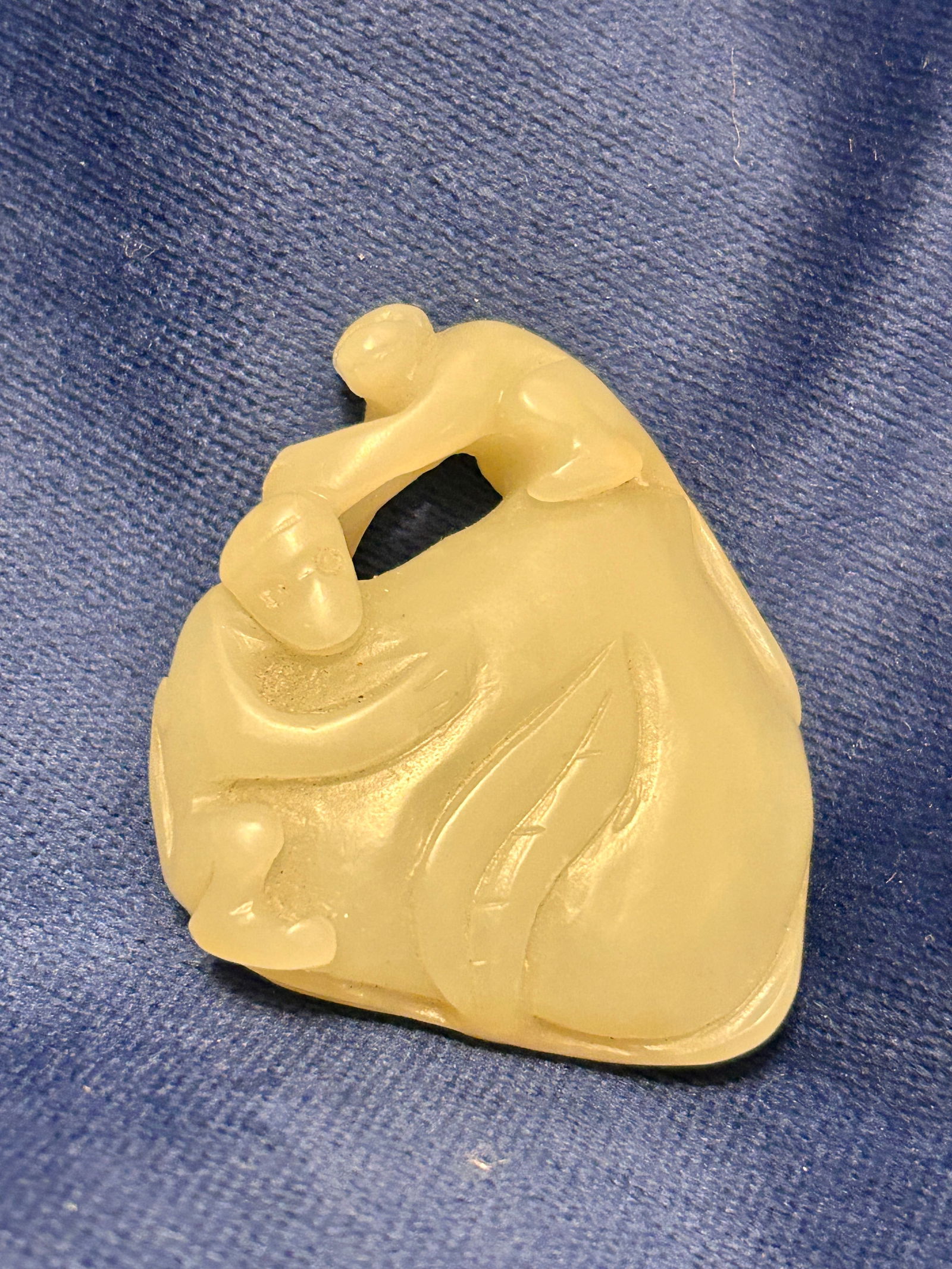 Chinese carved Jade Peach 2 Monkeys (1 of 2)