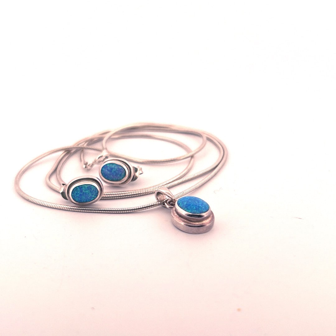 Earrings and Necklace Opal Sterling Silver: Earrings and Necklace Opal and Sterling Silver DIMENSIONS: necklace length 22 inches, weight 10 grams The live auction begins at 11 AM EST Saturday, May 25th. Full condition reports are available befo