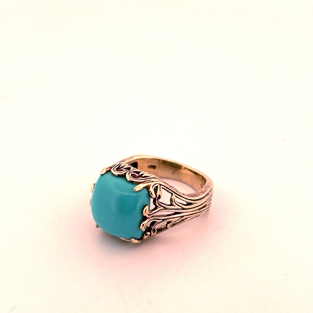 Vermeil Ring Natural Blue Stone 925: Vermeil Ring Natural Blue Stone marked 925 size 8 The live auction begins at 11 AM EST Saturday, May 25th. Full condition reports are available before the auction by emailing philippe@longlake.a