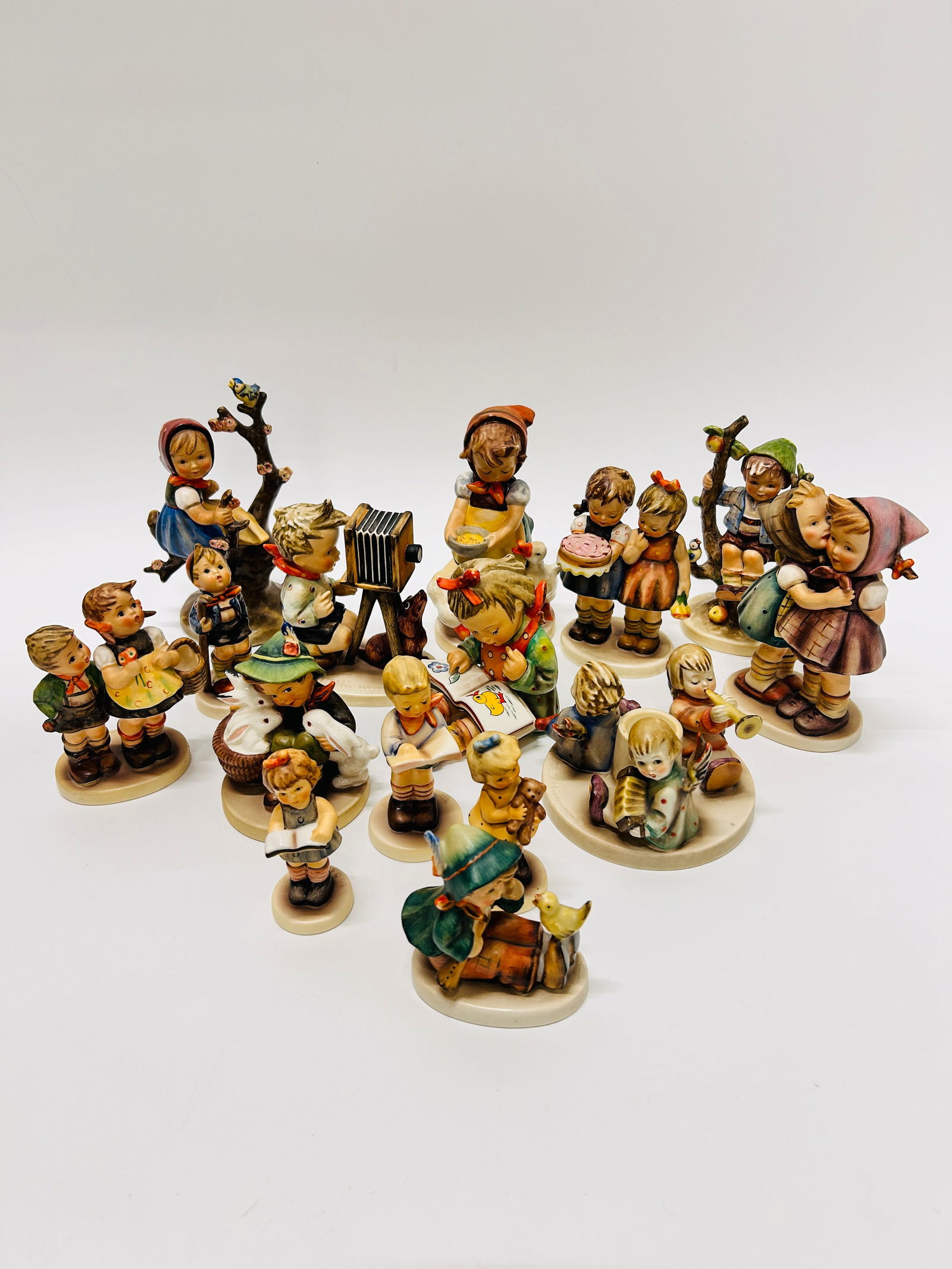 Collection Hummel Figurines 15 (1 of 1)