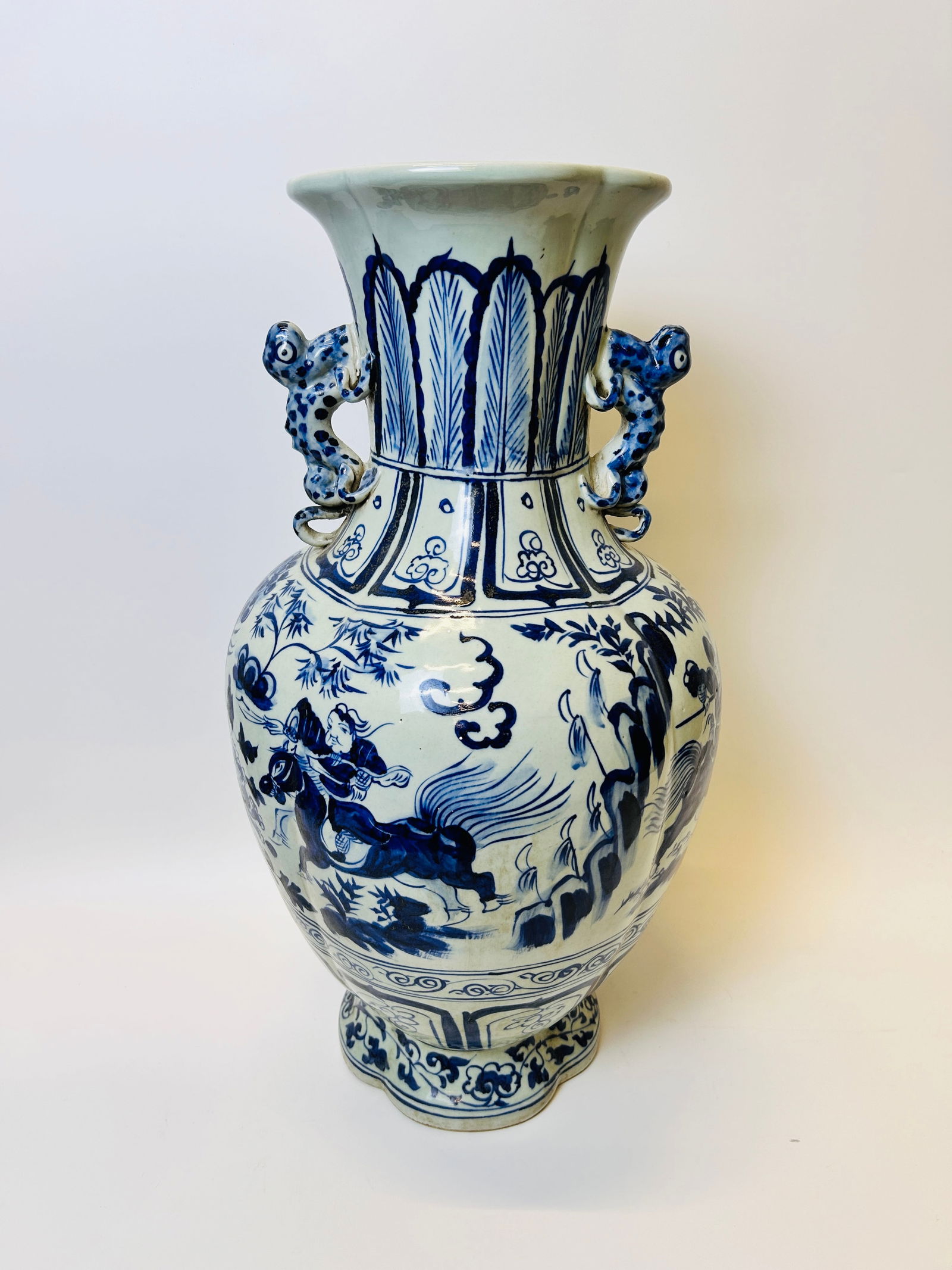 LARGE BLUE AND WHITE CHINESE VASE SIGNED (1 of 2)