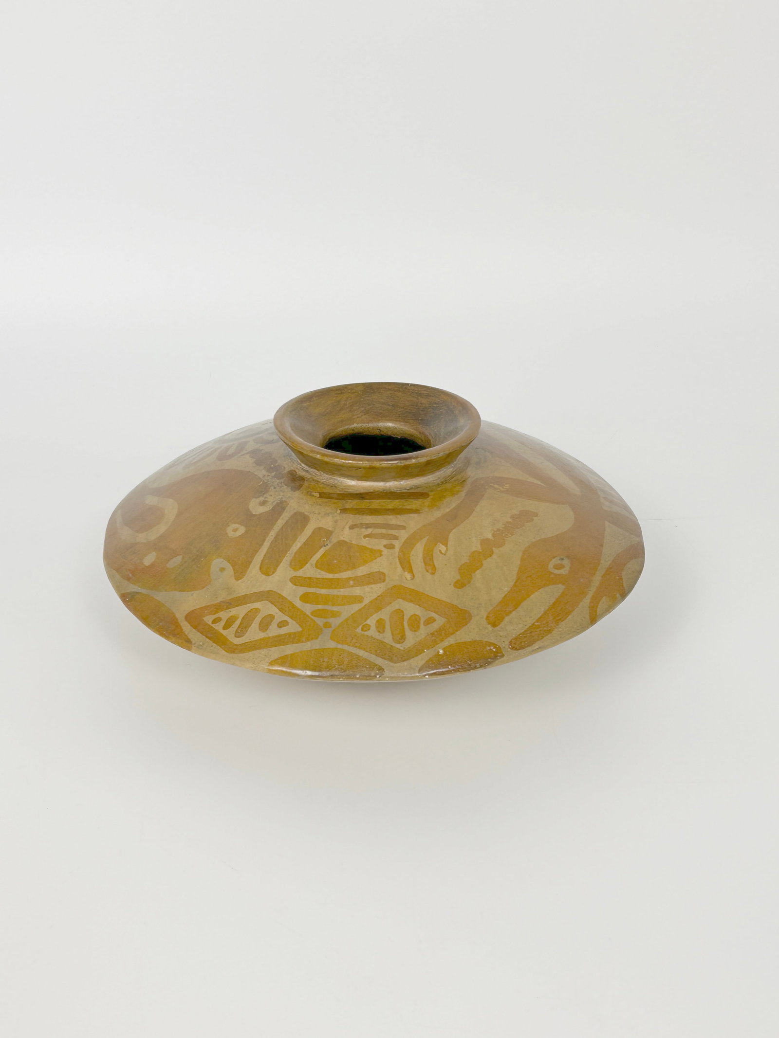Flat pot animal Heron Martinez Mendoza Acatlan: Burnished flat round pot, stylized animal Heron Martinez Mendoza Acatlan de Osorio, Puebla Mexico DIMENSIONS: 4 H X 12 W X 12 DEPTH in INCHES Our Winter Sale takes place ONLINE ONLY, Sunda