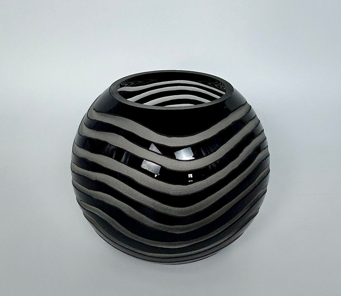 Black and White Round Glass Vase: Black and White Round Vase DIMENSIONS: 7 x 7 x 7 in INCHES Our Winter Sale takes place ONLINE ONLY, Sunday January 26th 2025 at 11 AM EST. Registration is open n