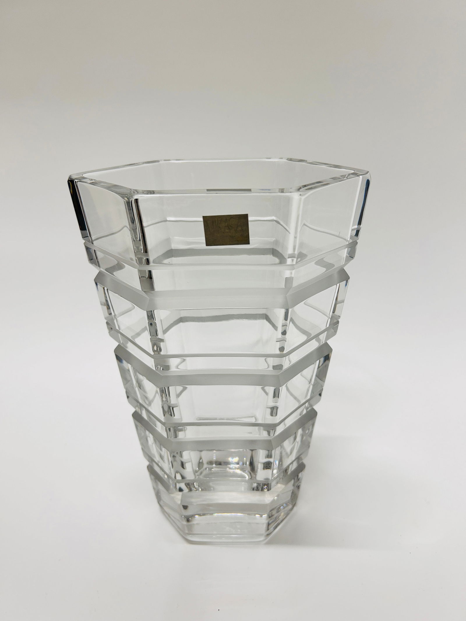 Modern Cut Glass Vase: Modern Cut Glass Vase Mikasa DIMENSIONS: 10 x 6.5 x 4 inches Our Winter Sale takes place ONLINE ONLY, Sunday January 26th 2025 at 11 AM EST. Registration is open now and during the sale. In-person pr
