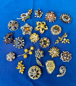 Group (22) Vintage Amber Rootbeer Rhinestone Brooches