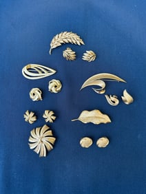 5 sets Vintage Crown Trifari gold-tone Brooches & Earrings