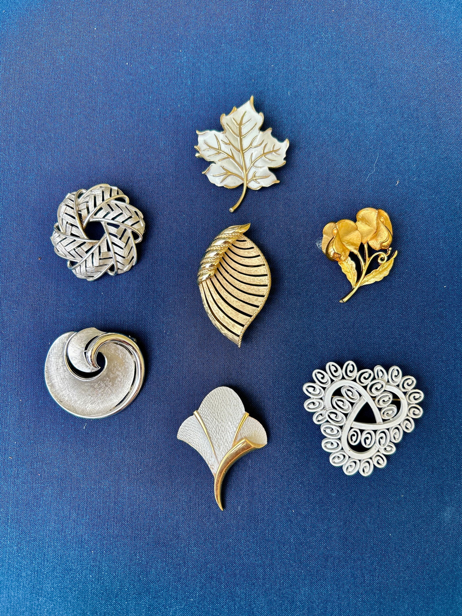 7 Vintage Crown Trifari Brooches mixed metal: 7 Vintage Crown Trifari Brooches mixed metal Condition: Good all signed Crown Trifari Join us online for Long Lake Art and Antiques Spring Sale, June 1st 11 AM EST. Preview Saturday May 31st, 1